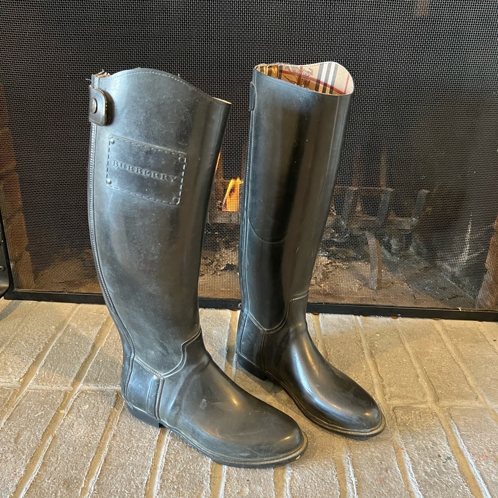 Burberry black boots size 38 (US 7)
